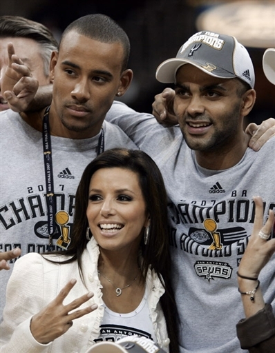 罗体：瓦尔迪家中被盗损失10万欧元财物，窃贼跟踪了他和家人（罗体：窃贼尾随瓦尔迪一家后入室盗窃，其家中损失约10万欧元财物）