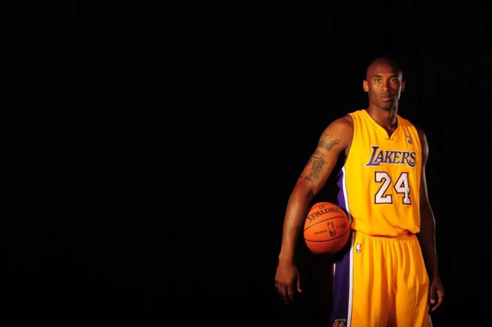 😎这人谁啊（摘掉墨镜）🥺号召力这么强！（😲这位是谁啊（目瞪口呆）号召力也太猛了吧！）