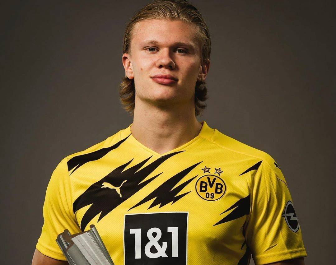 揭幕战温馨一幕！李春江受邀观看广厦总冠军颁奖仪式，受到热烈欢迎（揭幕夜暖心时刻：李春江受邀见证广厦加冕仪式，现场热烈欢迎）