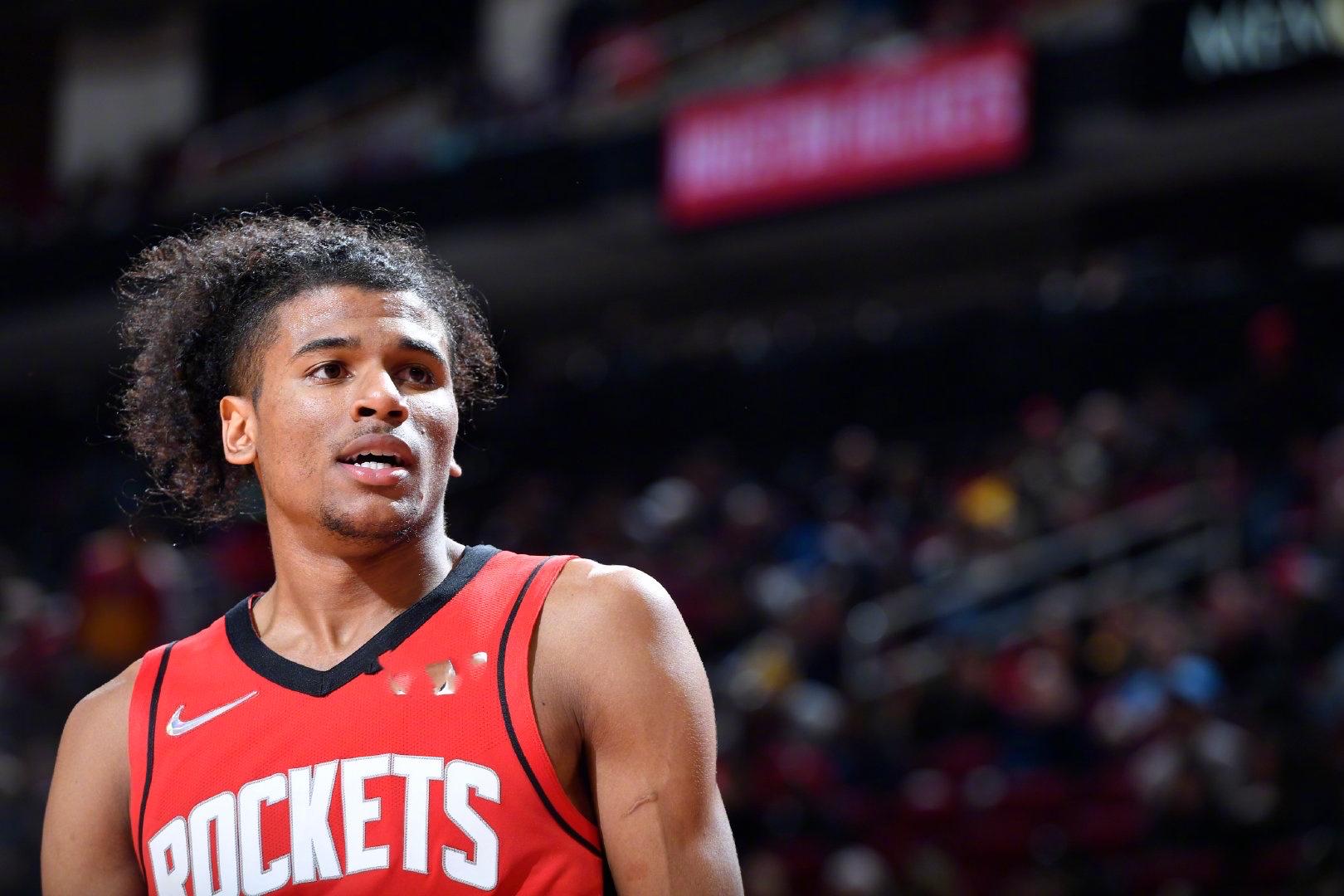 欧文突破防守助攻制胜（欧文穿透防线送出致胜助攻）