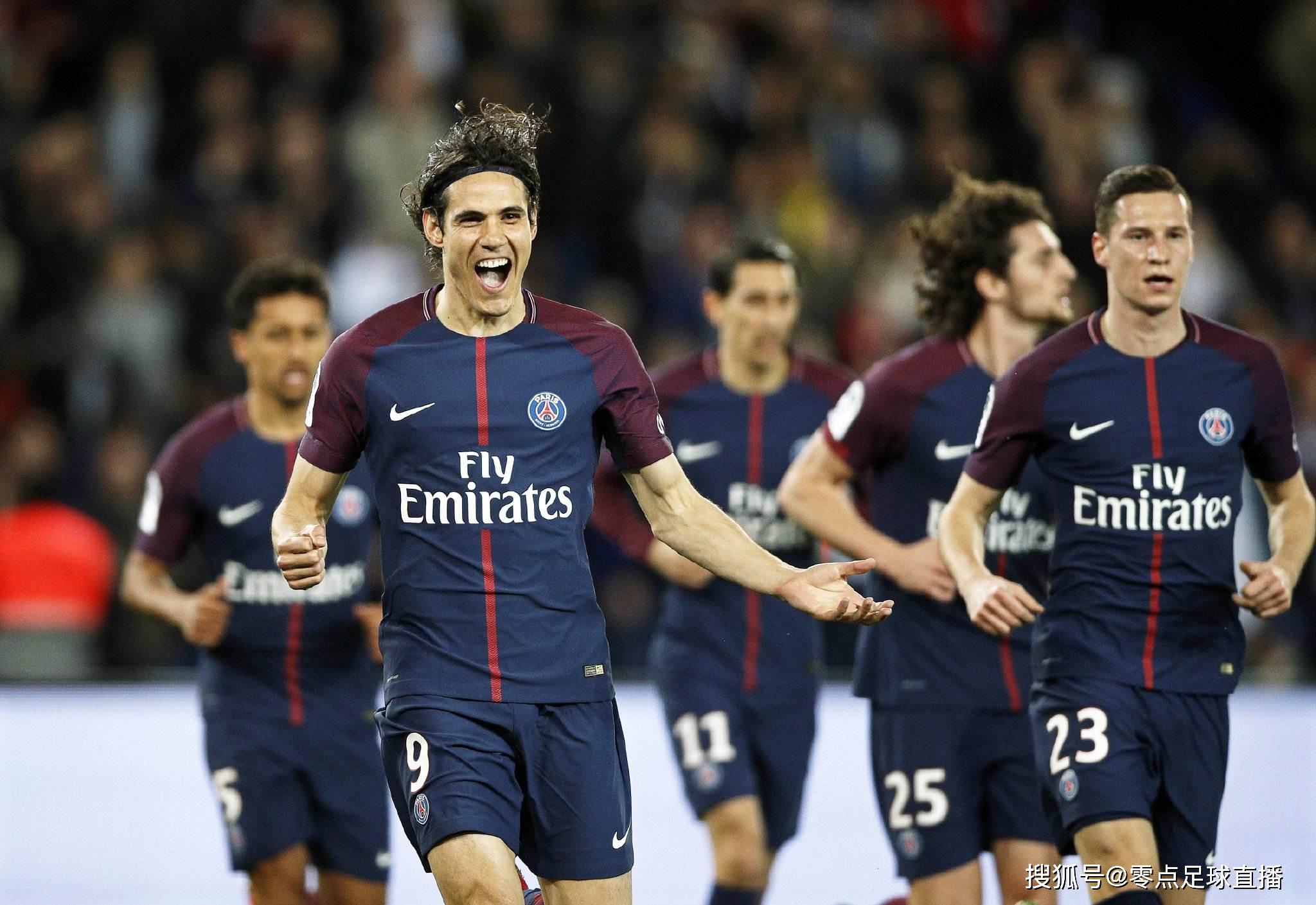 阿根廷国家队抵达安哥拉，大批球迷等候并高呼梅西名字（阿根廷国家队飞抵安哥拉，众多球迷迎候高喊梅西）